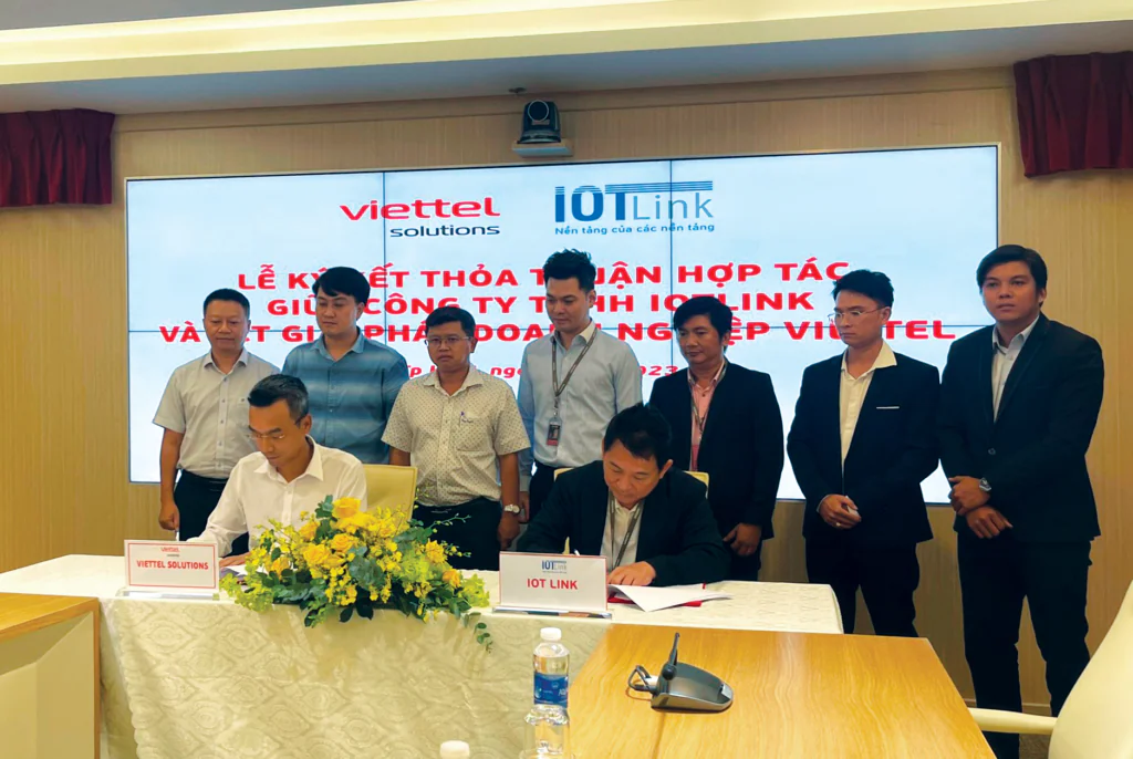 Khoảng khắc ký kết thỏa thuận hợp tác giữa Công ty IOTLink và TCT Giải pháp Doanh nghiệp Viettel (VTS)