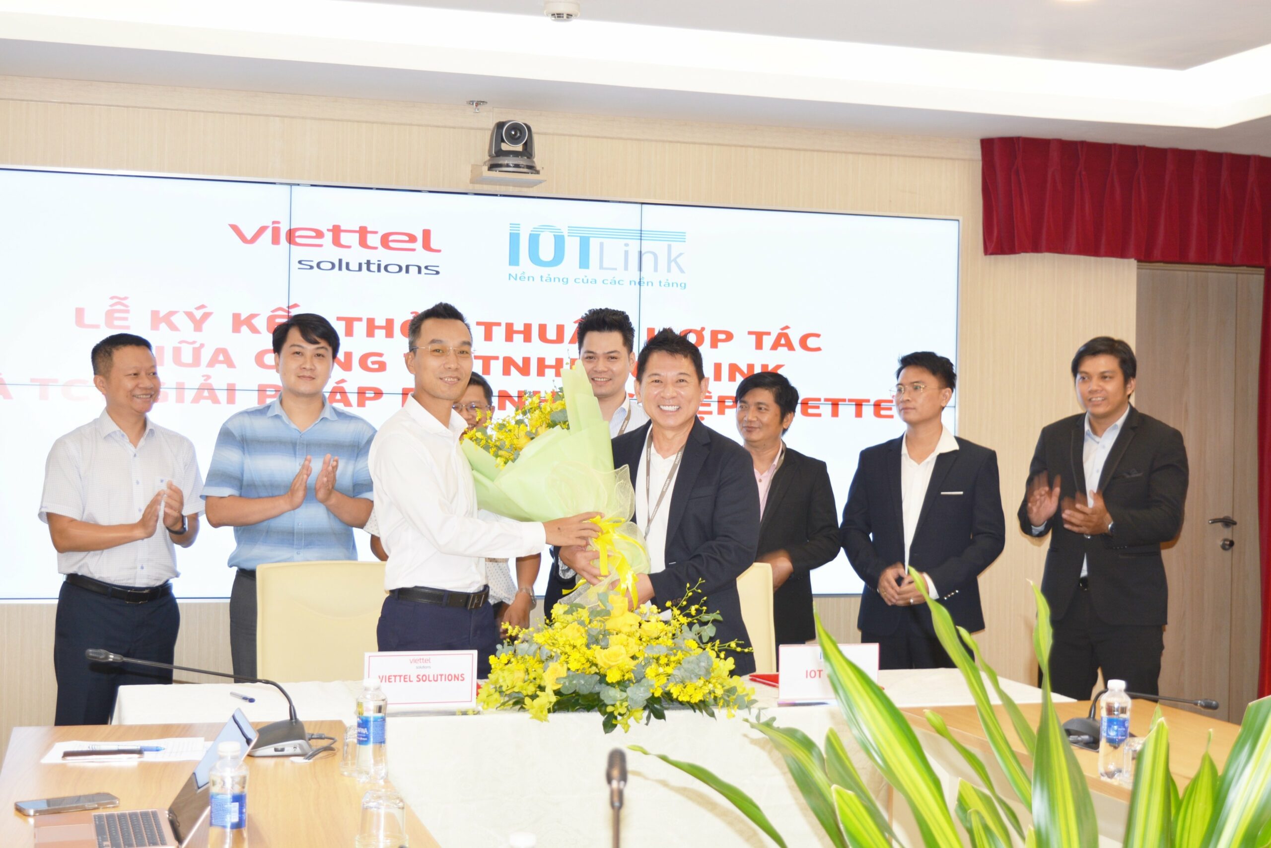 Khoảng khắc trao tặng hoa giữa Công ty IOTLink và TCT Giải pháp Doanh nghiệp Viettel (VTS)