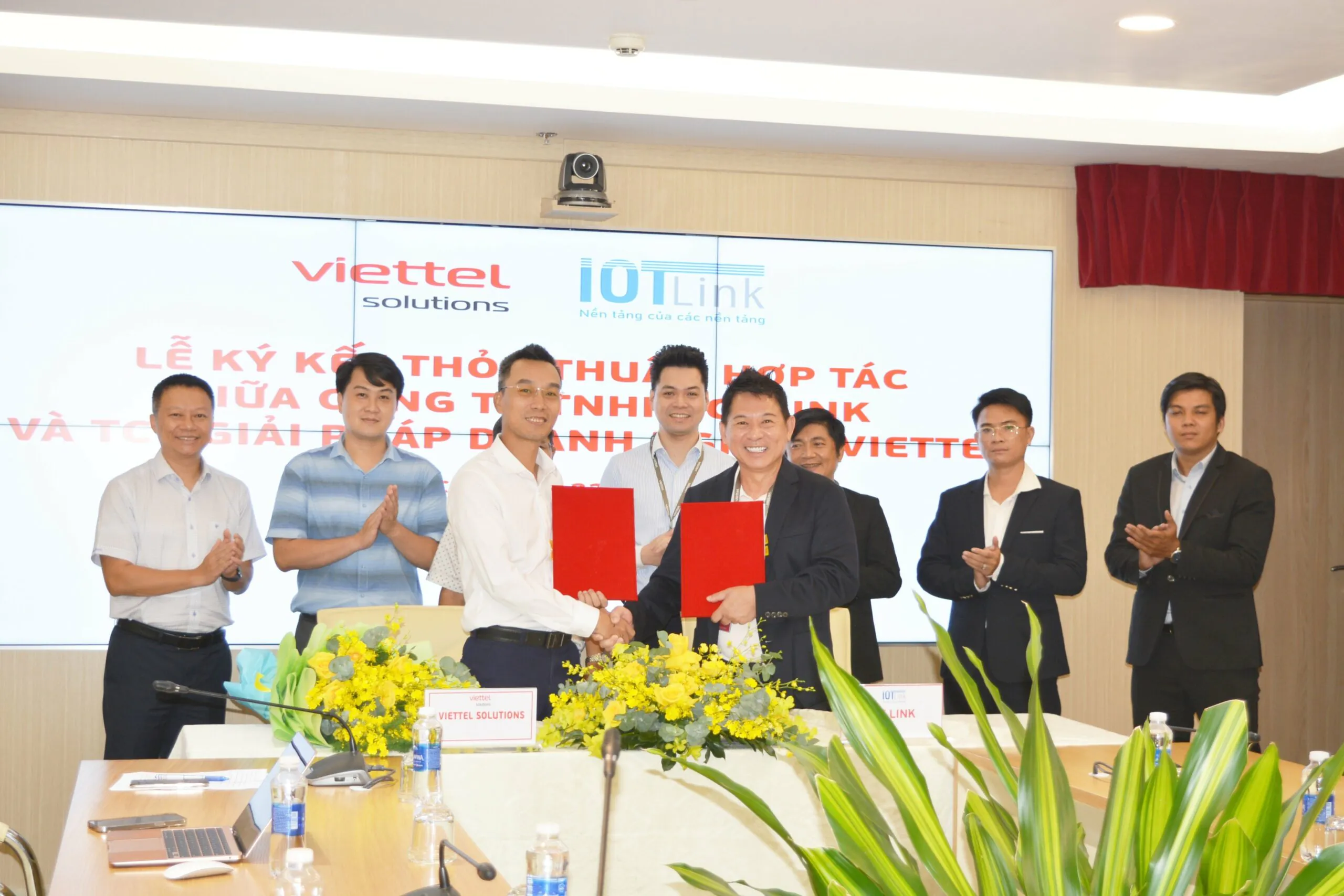 Lễ ký kết thỏa thuận hợp tác giữa Công ty IOTLink và TCT Giải pháp Doanh nghiệp Viettel (VTS)