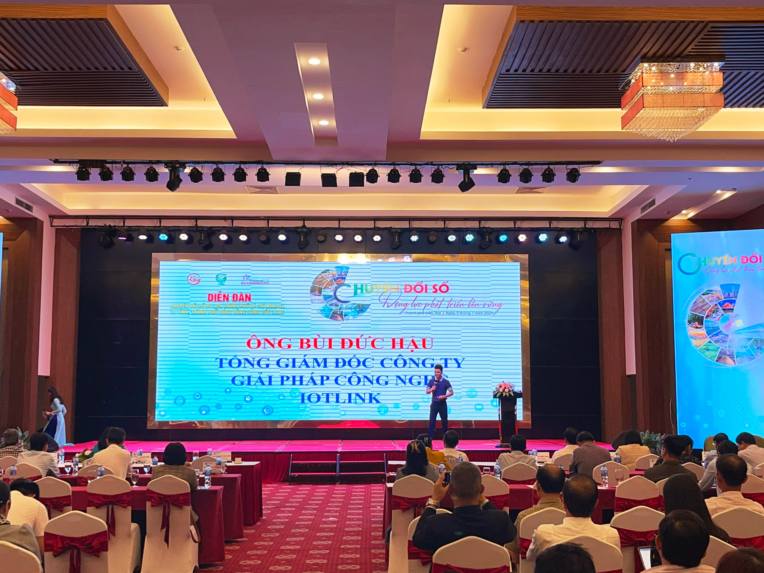 Ông Bùi Đức Hậu - Tổng Giám Đốc Công ty giải pháp công nghệ IOTLink đã tự hào trình bày tham luận về giải pháp công nghệ Bản đồ số Map4D ứng dụng trong lĩnh vực du lịch.