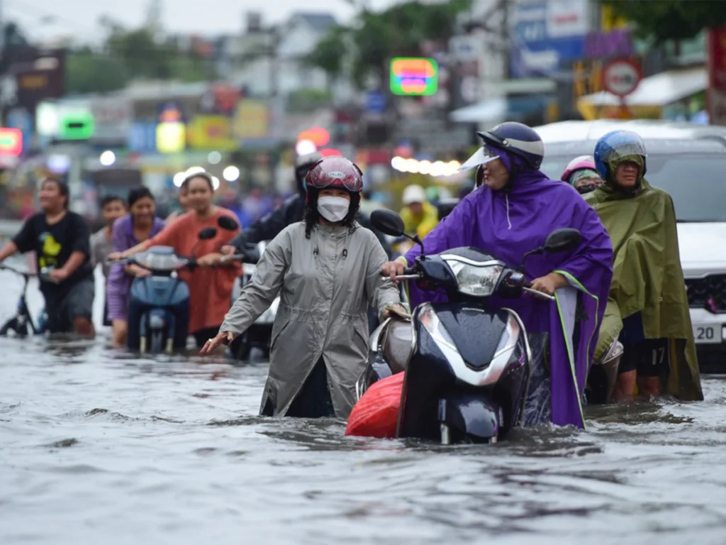 Mưa lớn kết hợp triều cường khiến nhiều xe máy bị chết máy