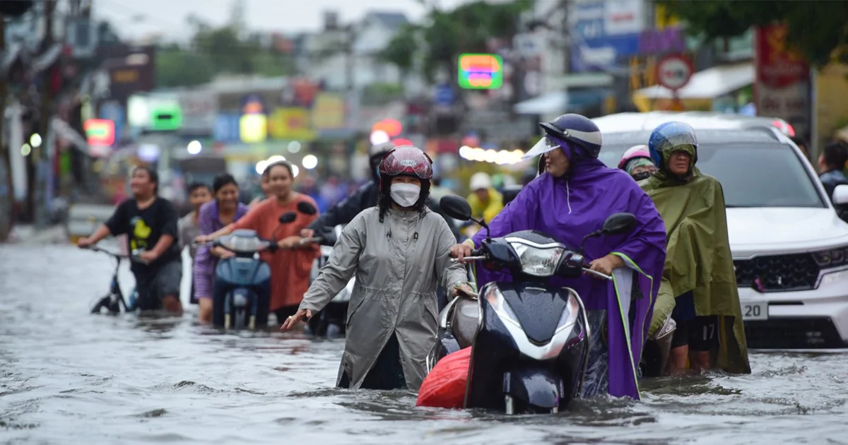 Mưa lớn kết hợp triều cường khiến nhiều xe máy bị chết máy - 01