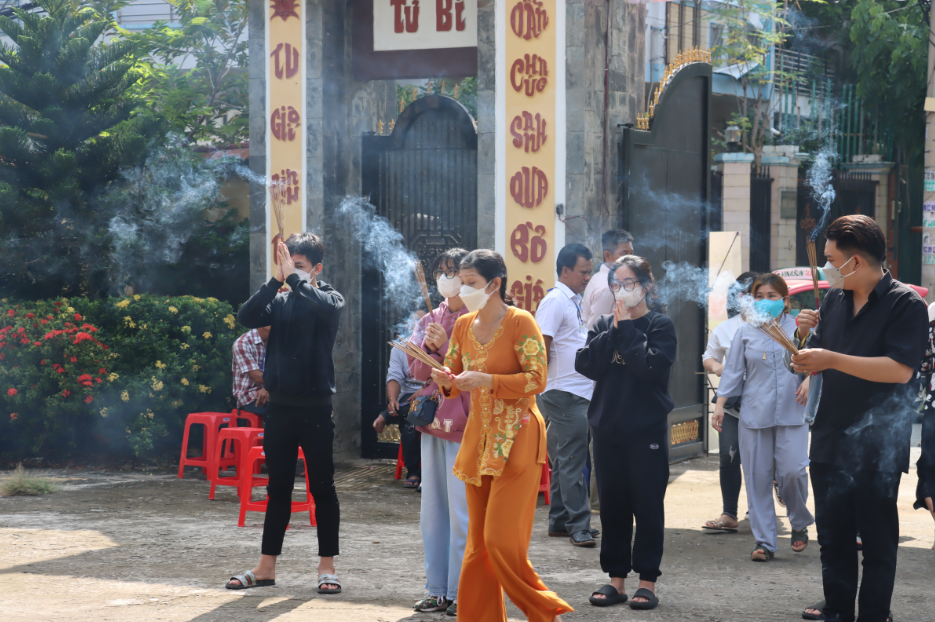 Người dân Việt đến chùa cầu nguyện bình an