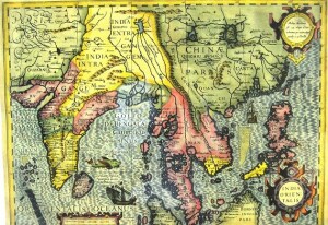 Bản đồ Đông Ấn Độ do Jodocus Hondius I vẽ năm 1613 ghi nhận sự liên hệ mật thiết giữa hai quần đảo Hoàng Sa và Trường Sa (tác giả đặt tên là Pracel), rất sát với vùng biển miền Trung Việt Nam (tác giả đặt tên là Costa de Pracel).