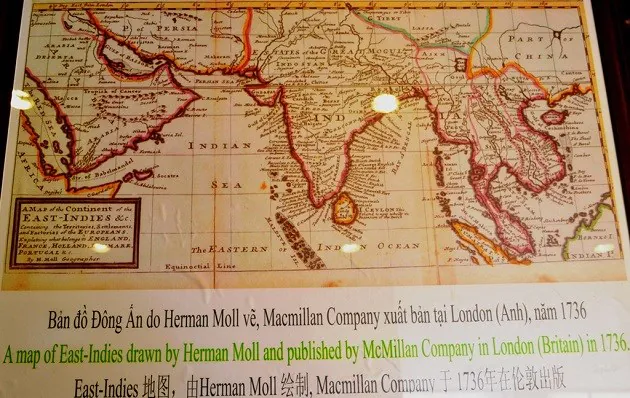 Bản đồ Đông Ấn Độ do Herman Moll vẽ, Macmillan Company xuất bản tại London (Anh) năm 1736, cũng thể hiện khá rõ hai quần đảo Hoàng Sa và Trường Sa gần vùng biển miền Trung Việt Nam.