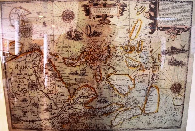 Cuối thế kỷ XVI, ở phương Tây xuất hiện hàng loạt bản đồ hàng hải khu vực Biển Đông, tiêu biểu nhất là bản đồ của anh em nhà Langren (Hà Lan) vẽ năm 1595 thể hiện mối quan hệ hiện hữu giữa đảo Hoàng Sa ở Biển Đông và bờ biển Hoàng Sa ở vùng Quảng Ngãi.