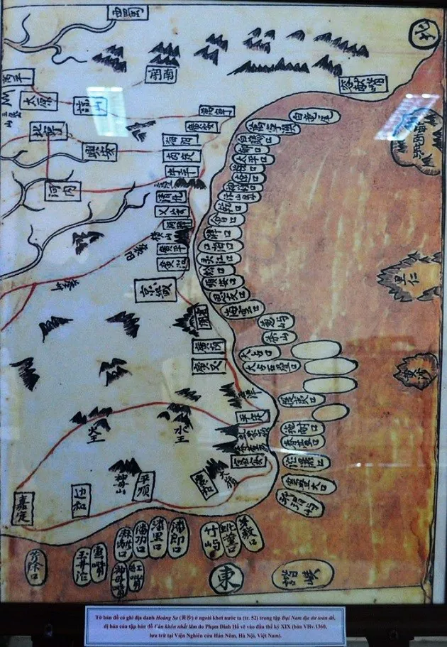 Tờ bản đồ có ghi địa danh Hoàng Sa ở ngoài khơi nước ta, được vẽ vào đầu thế kỷ XIX, trong tập “Đại Nam địa dư toàn đồ”.