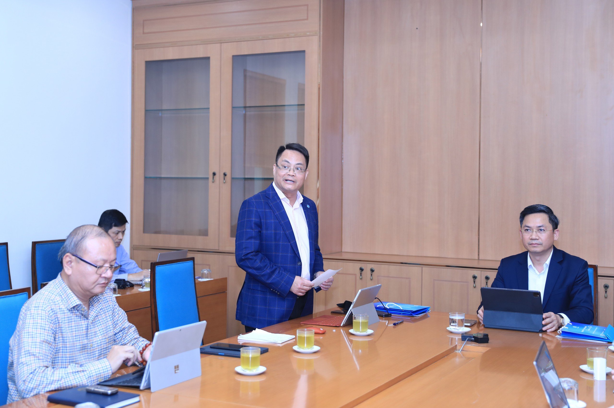 Giám đốc Sở TT&TT thành phố Hà Nội trao đổi cùng các đơn vị trong buổi họp
