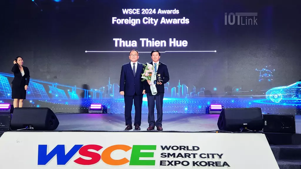 Ông Nguyễn Đại Vui - GĐ Sở KH&ĐT tỉnh Thừa Thiên Huế nhận giải thưởng WSCE 2024